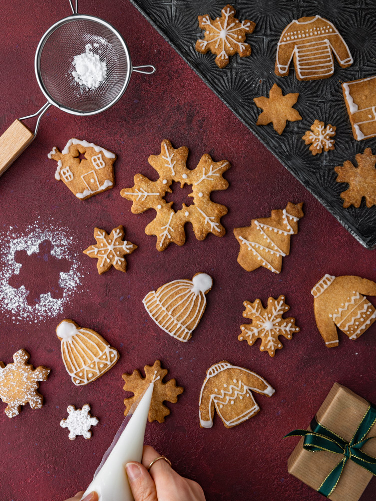 Sablé aux amandes - recette facile pour Noel - sablés de Noel décorés à la glace royale
