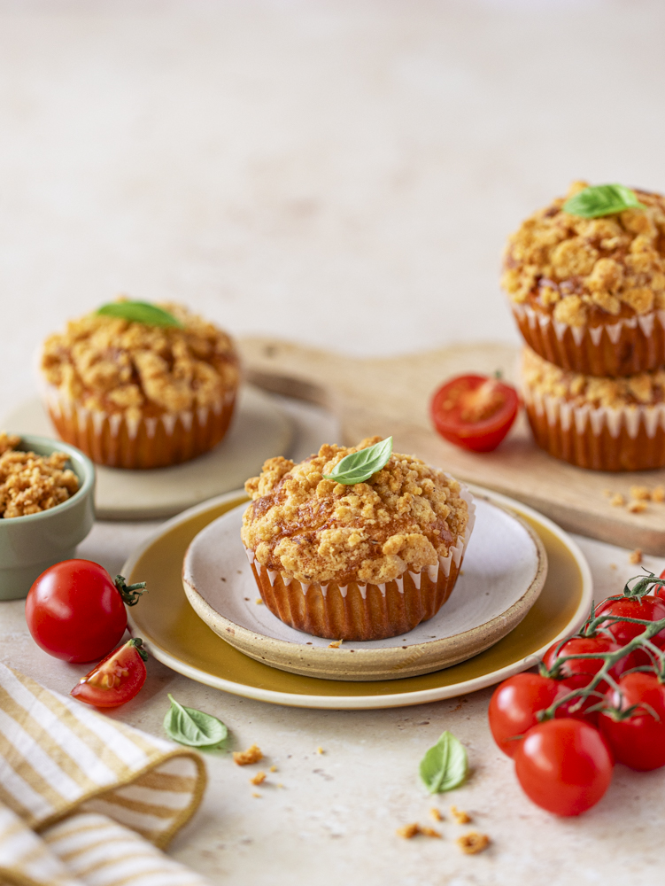 Muffin cake tomates, feta, basilic et crumble de parmesan. recette d'été