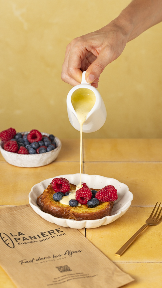 Pain perdu aux framboises et myrtilles - crème anglaise à la vanille - brioche perdue