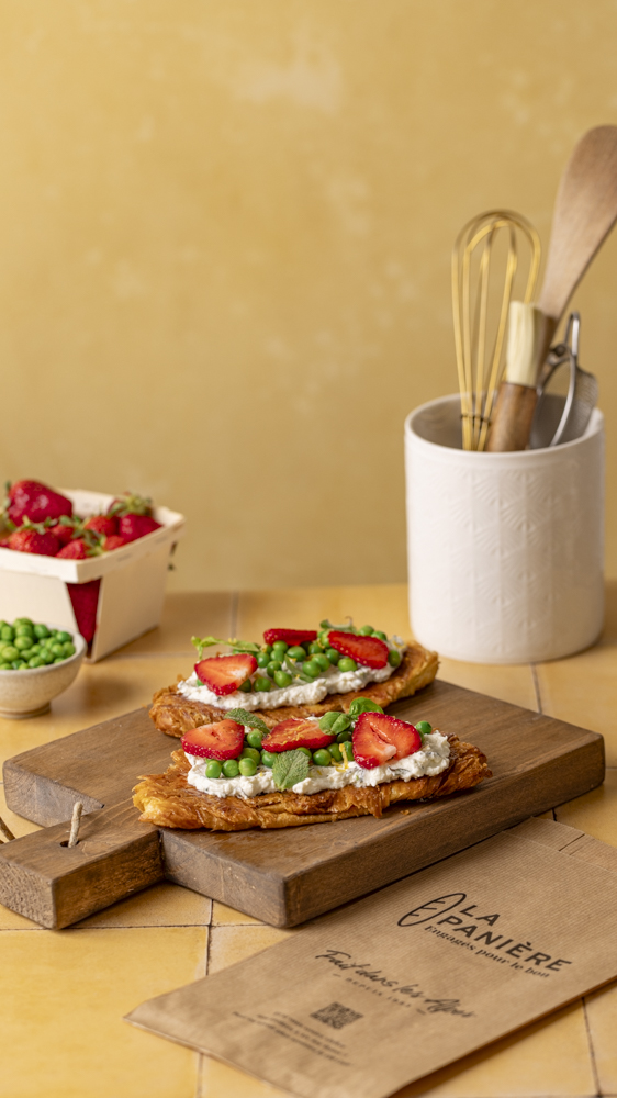 Smash croissant - recette tendance - petit pois fraises et ricotta - contenus marques agroalimentaires