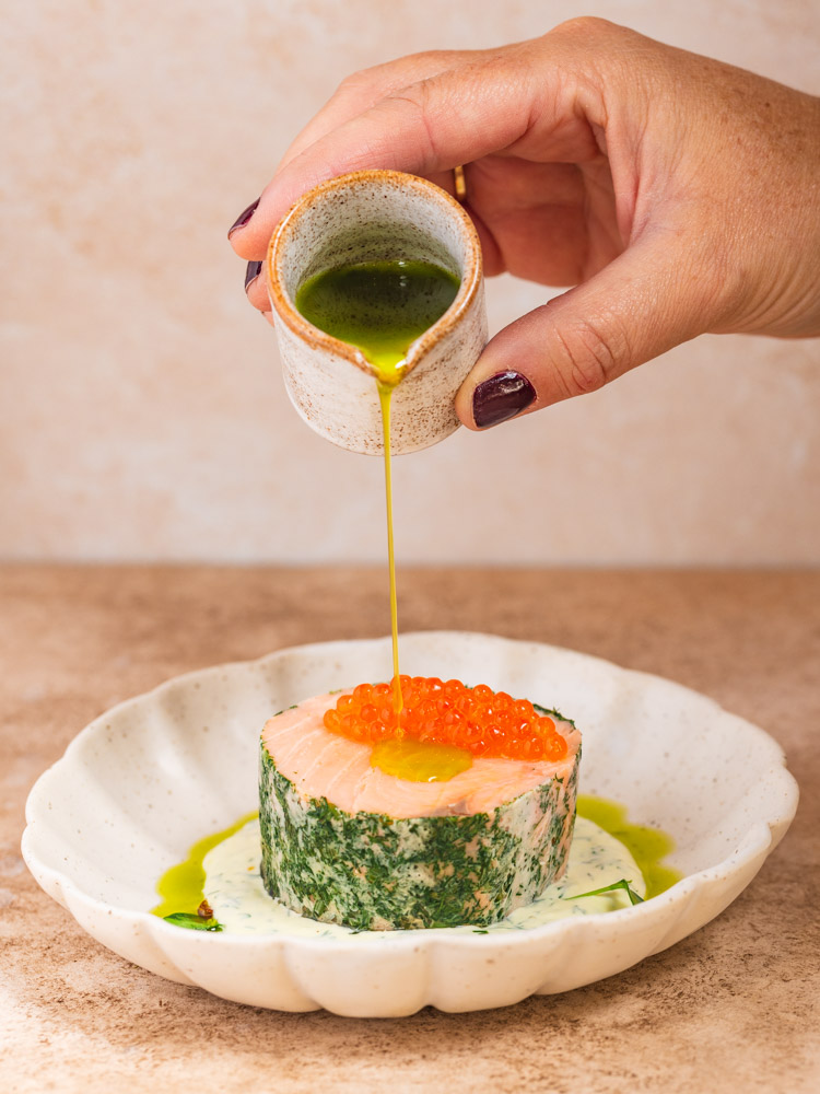 Saumon, aneth, oeuf de poisson et huile verte. Photo de reportage paturel - traiteur gastronomique à Lyon.