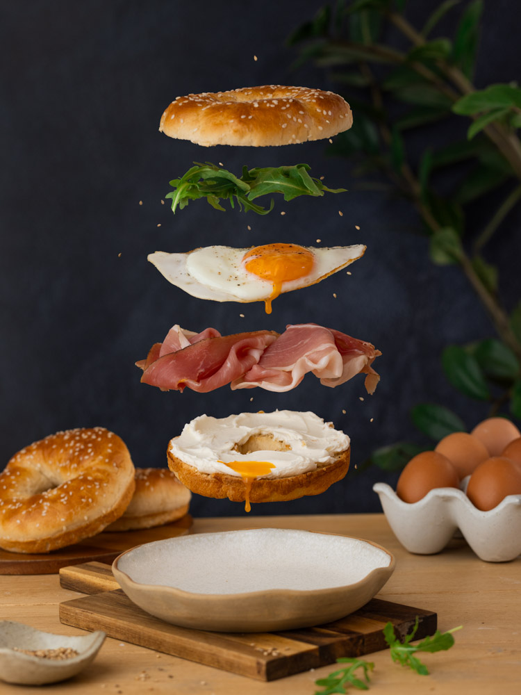 Bagel au fromage frais, oeuf au plat, jambon cru et roquette.
