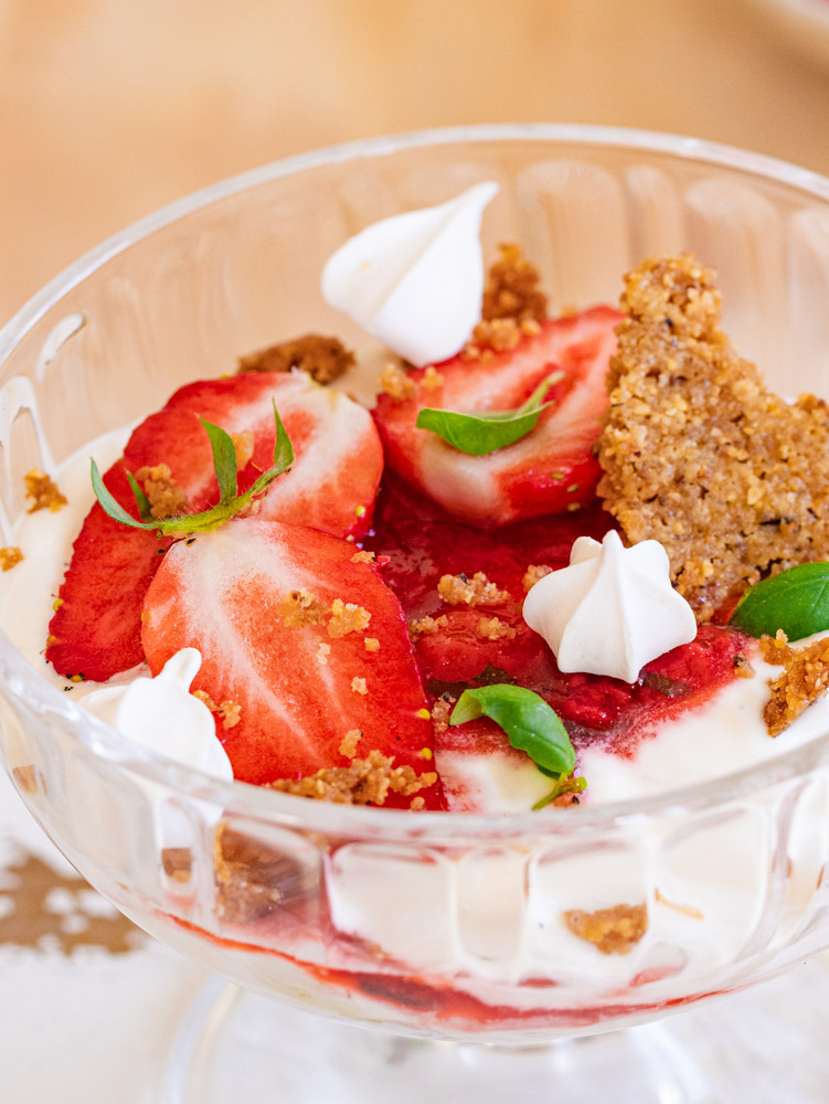 Verrines de fraises, chantilly et crumble