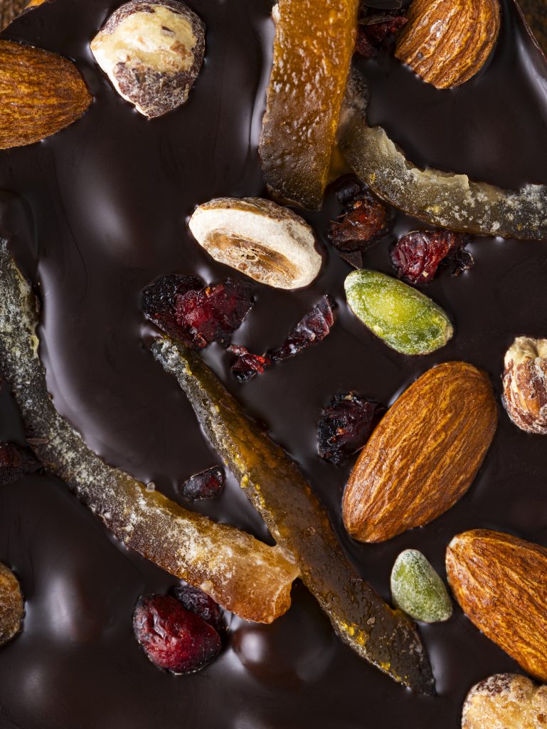 Macro - photo de mendiants - fruits secs - fruits confit - photographie de chocolat