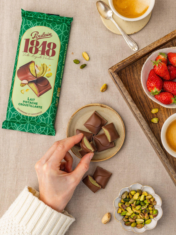 Chocolat Poulain 1884 - lait - pistache croustillante - photo de produits en ambiance