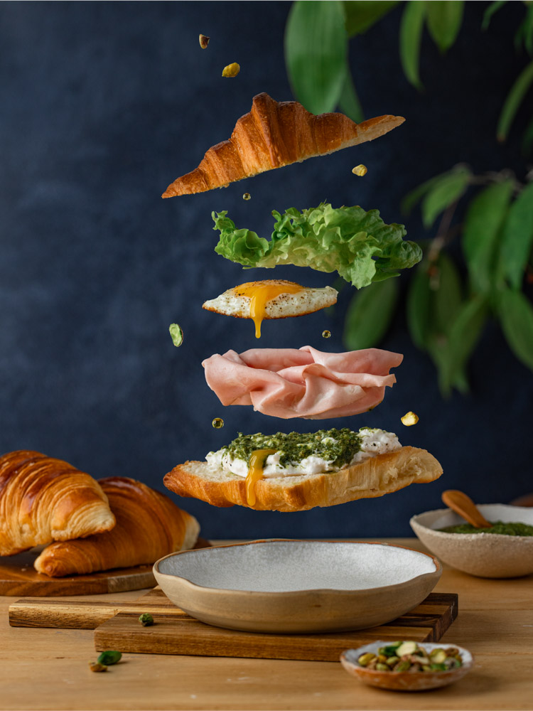 Croissant - burrata - pesto de roquette - oeuf au plat- mortadelle - salade - pistaches Photo magique en lévitation