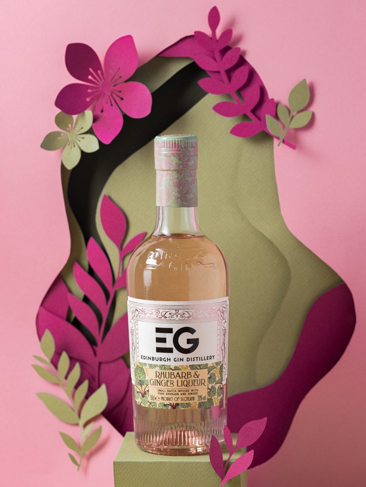 Gin rhubarbe - gingembre - photo de produit - photograhe culinaire lyon- décors en papier sur mesure